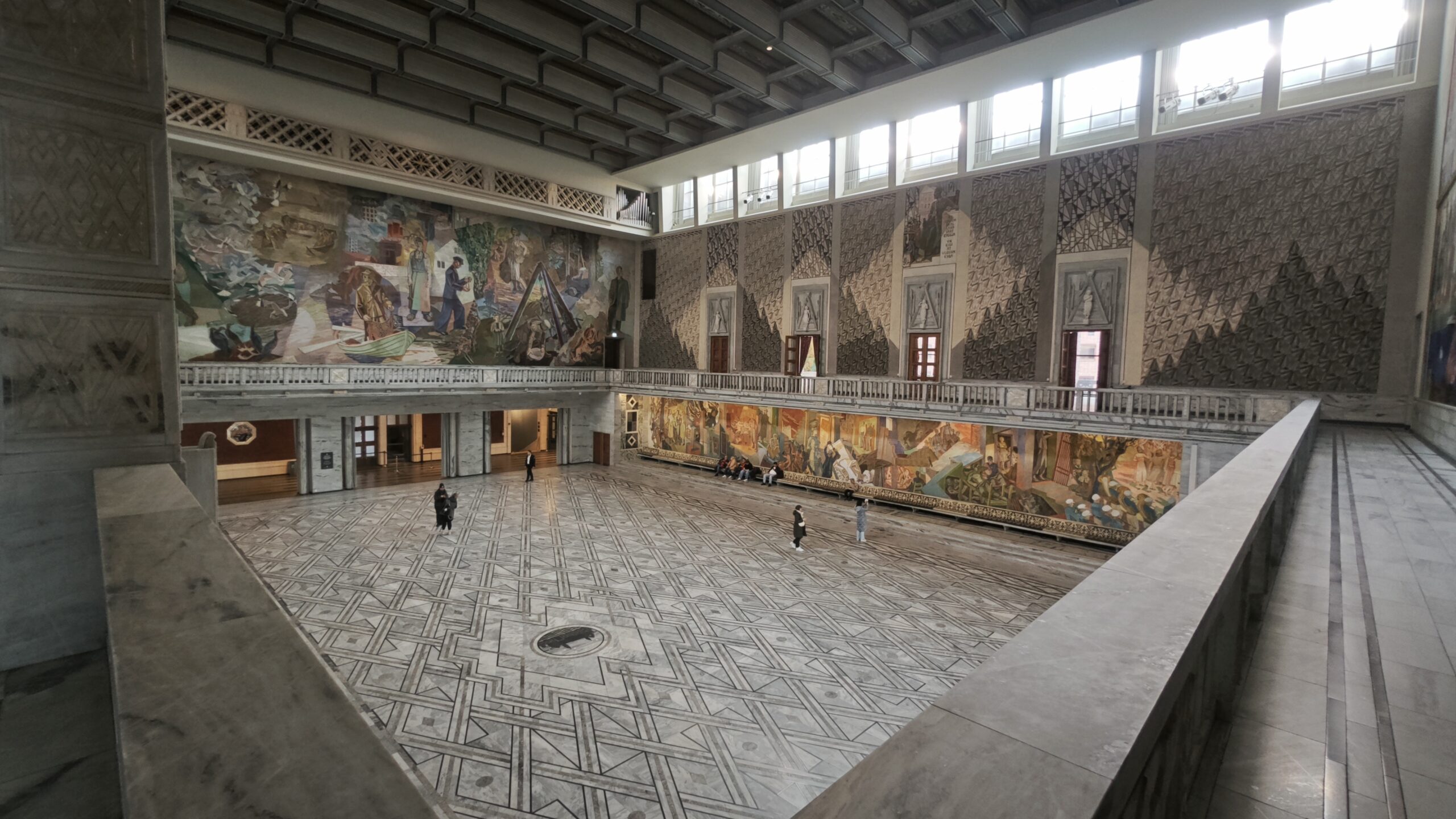 Veduta della grande hall dalla balconata del primo piano