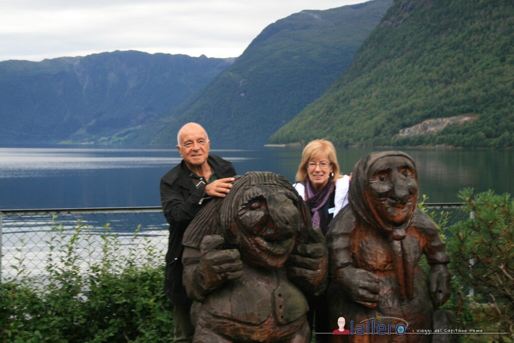 2-Hellesylt-Geiranger_027 I miei genitori fanno conoscenza con una coppia di troll!
