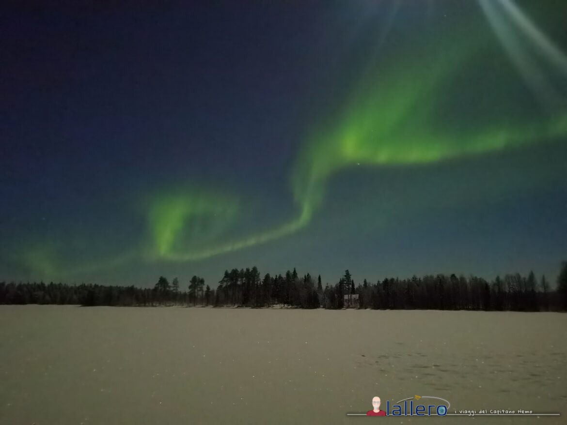L'Aurora Boreale sul lago ghiacciato
