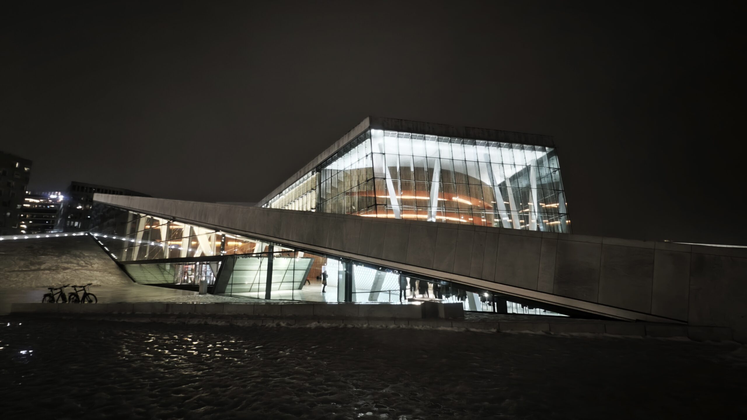 Norvegia_05 - Opera House 19 Un bagliore nella notte di Oslo
