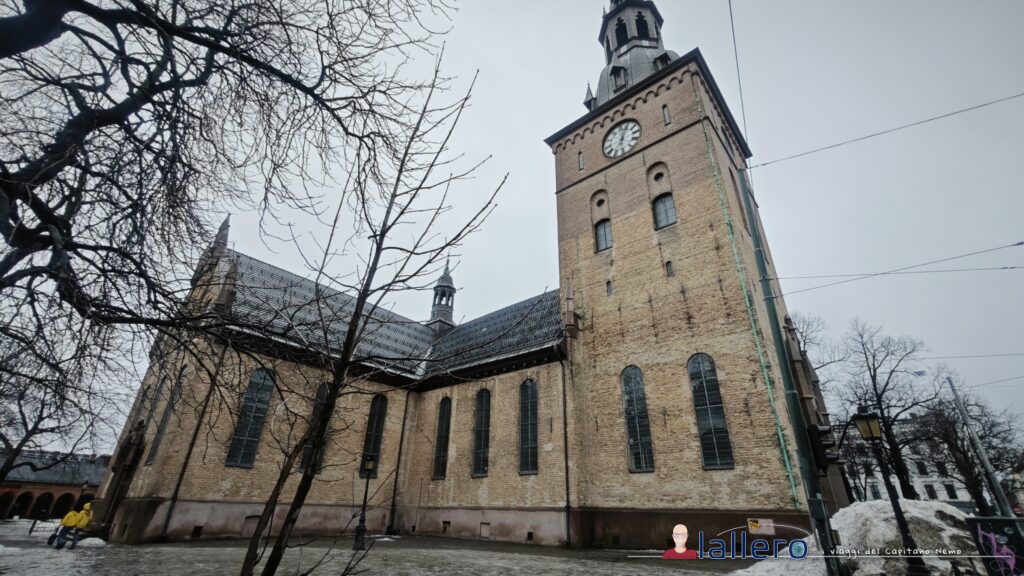 Norvegia_07 - Domkirke 05 Veduta della Domkirke dal lato sinistro