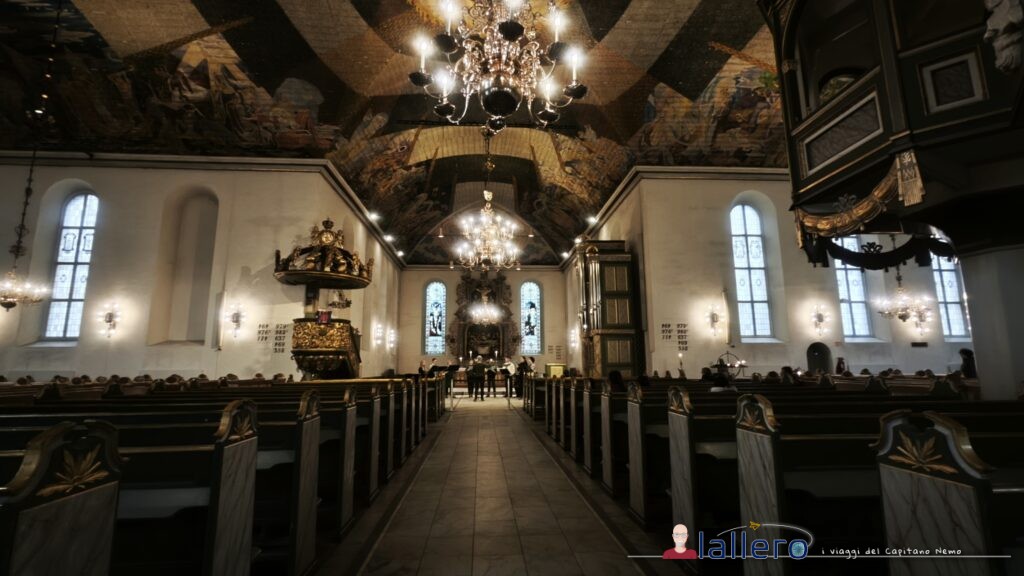 Norvegia_07 - Domkirke 08 L'interno visto in direzione dell'altare