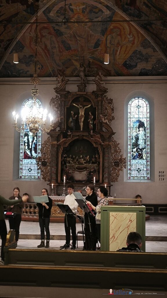 Norvegia_07 - Domkirke 18 Il coro si allena davanti alla pala d'altare.