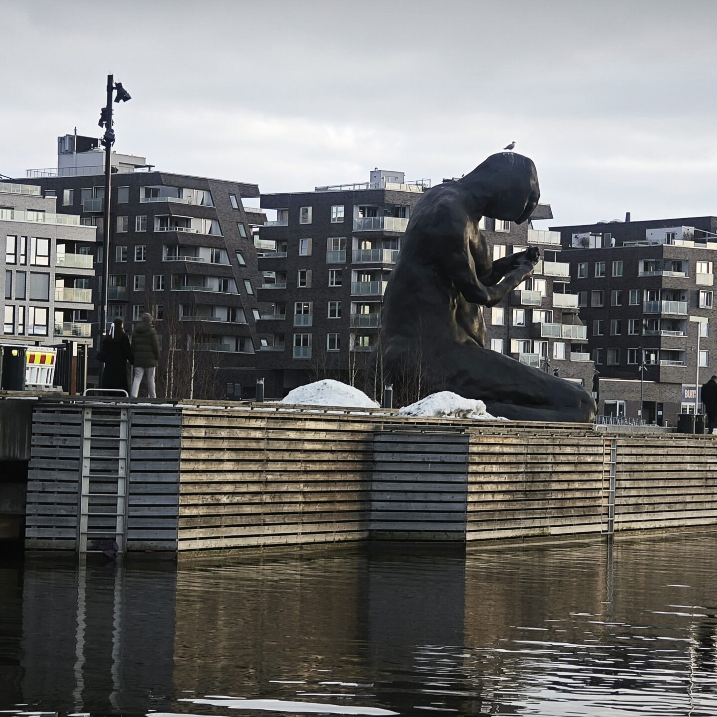 Norvegia_40 - Museo Munch 07 «The Mother», la scultura in bronzo di Tracey Emin alta 9 metri, accoglie i visitatori