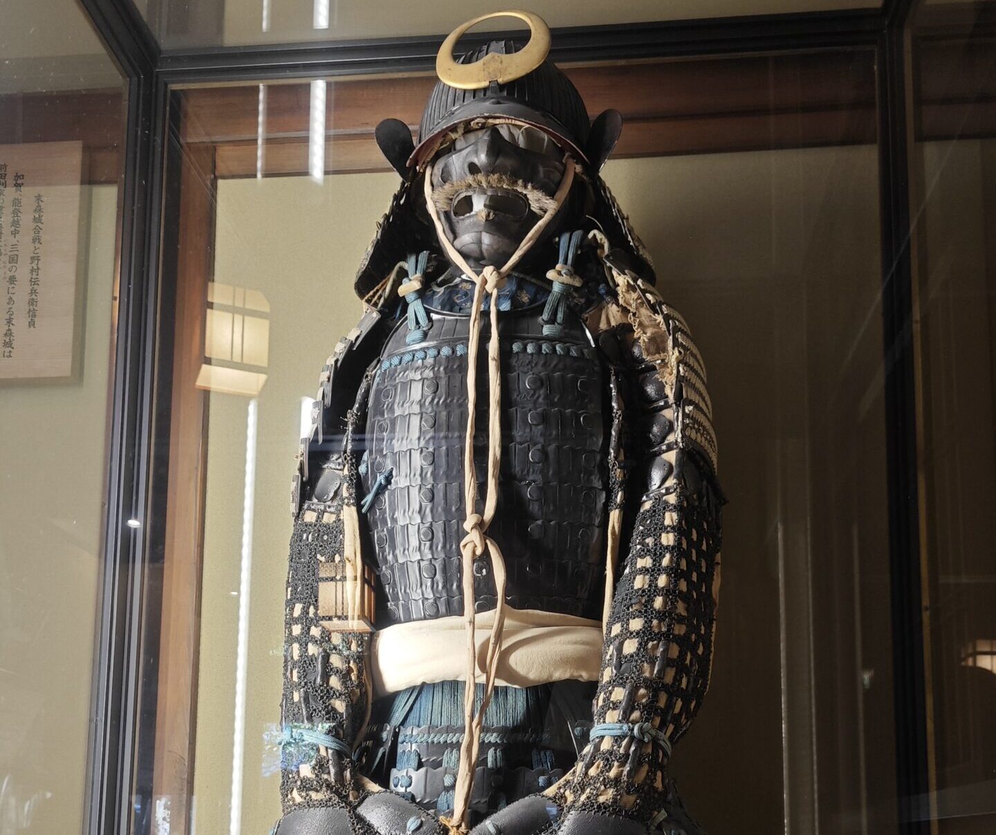 Kanazawa 5 - Nagamachi District 07 L'armatura originale di un samurai nella casa Nomura di Kanazawa.