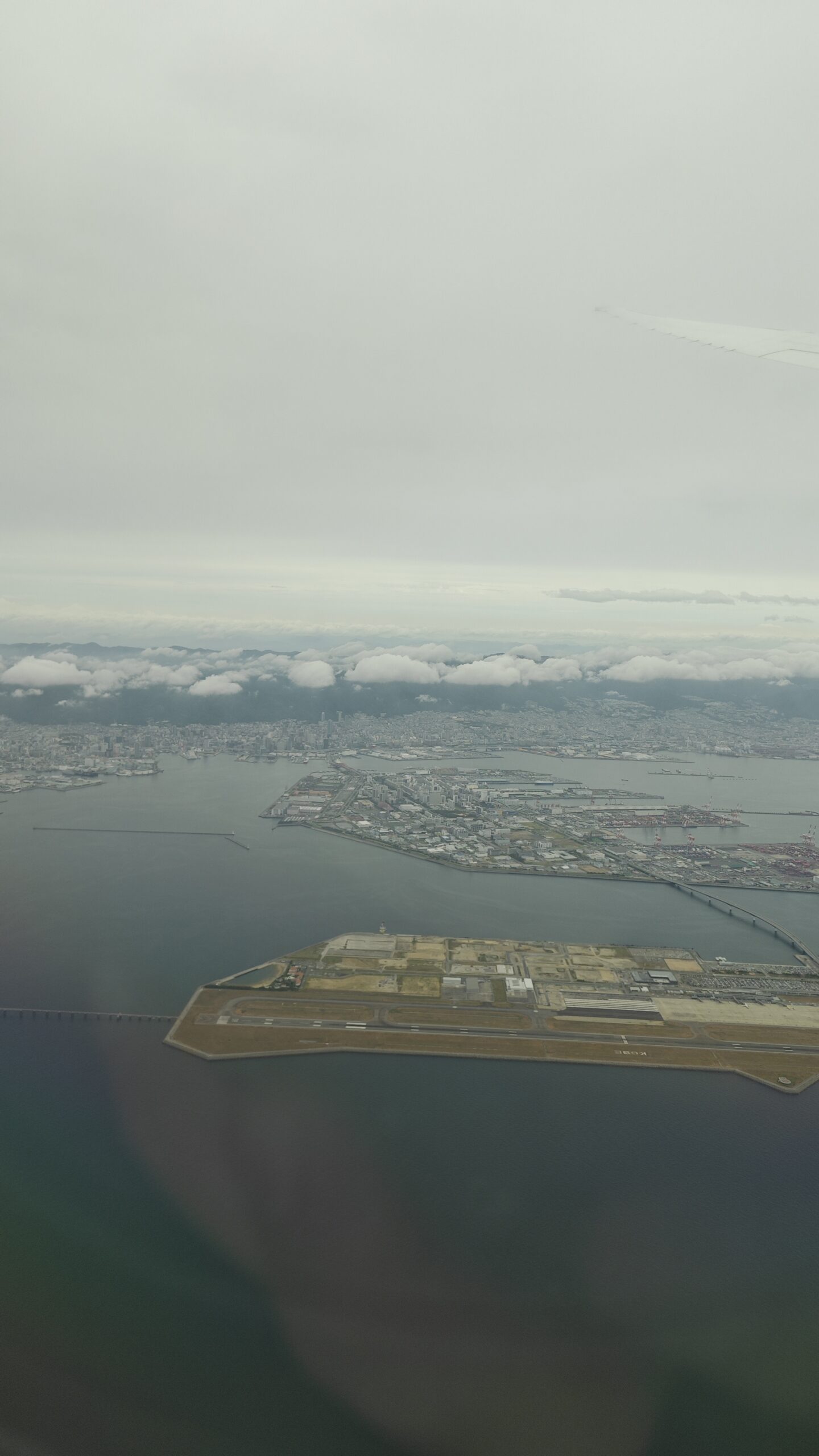 Primo impatto col Giappone: l'atterraggio a Osaka su una pista costruita nel mare!