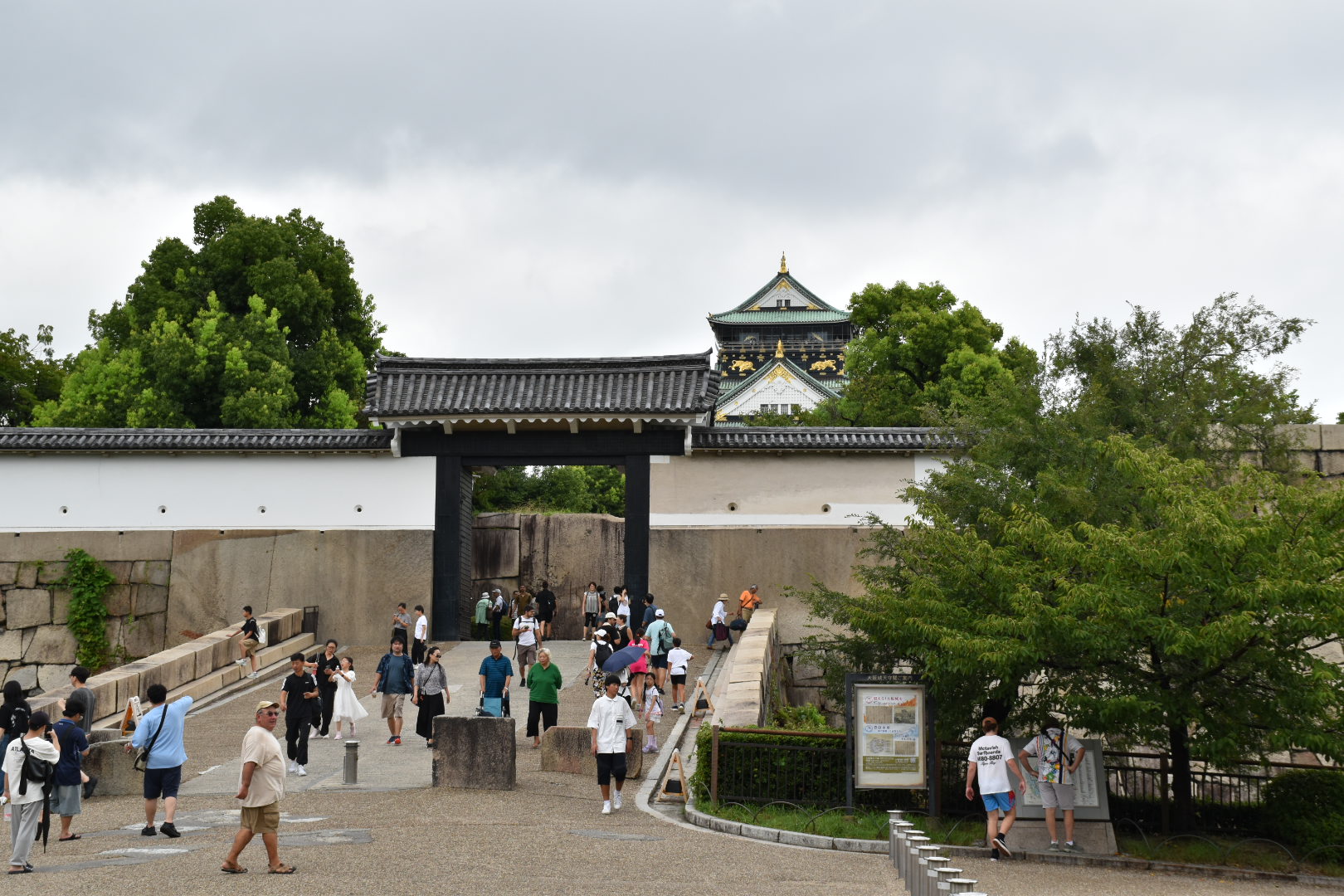 Oltre il Sakuramon Gate c'è il castello